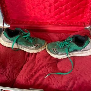 Used Men's Saucony Boston Everun running shoes. Size 9.5